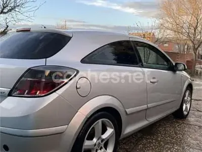 Usado Opel Astra GTC Sport 120 CV (88 kW) 2005 Gris / plata Berlina