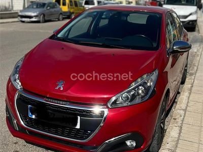 Usado Peugeot 208 Allure 110 CV (80 kW) 2017 Granate Utilitario