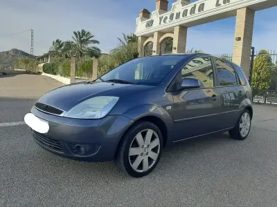 Usado Ford Fiesta Ghia 90 CV (66 kW) 2005 Gris Utilitario
