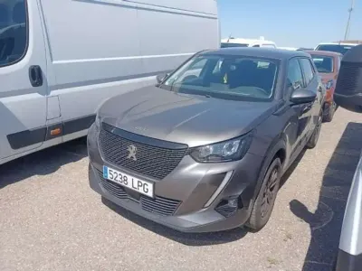Usado Peugeot 2008 Active 110 CV (80 kW) 2021 Gris SUV