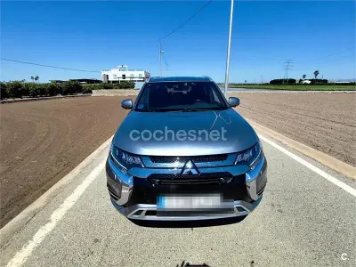 Usado Mitsubishi Outlander P-HEV 224 CV (164 kW) 2020 Gris / plata SUV