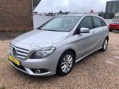 Usado Mercedes B180 122 CV (89 kW) 2013 Gris / plata Monovolumen