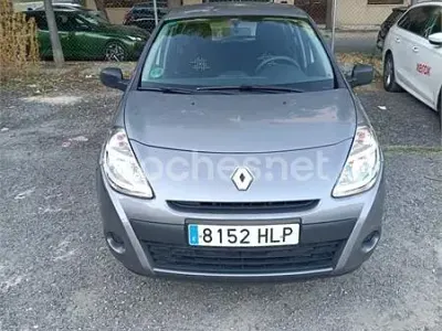 Usado Renault Clio IV 75 CV (55 kW) 2012 Gris / plata Berlina