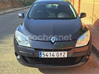 Usado Renault Mégane 85 CV (62 kW) 2010 Gris / plata Berlina