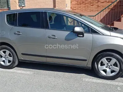 Usado Peugeot 3008 Allure 120 CV (88 kW) 2016 Gris / plata Berlina