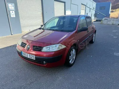 Usado Renault Mégane Dynamique 110 CV (80 kW) 2006 Rojo Berlina