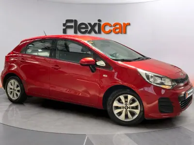 Usado Kia Rio 84 CV (61 kW) 2017 Rojo Berlina