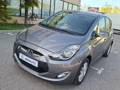 Usado Hyundai ix20 Comfort 90 CV (66 kW) 2012 Gris / plata Utilitario