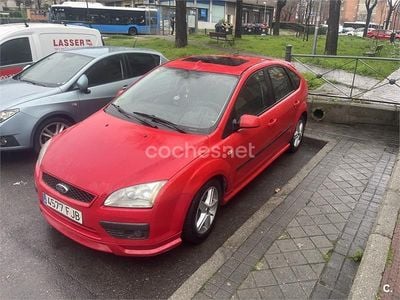 Usado Ford Focus Trend 115 CV (84 kW) 2006 Rojo Berlina