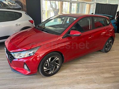 Usado Hyundai i20 100 CV (73 kW) 2022 Granate Utilitario