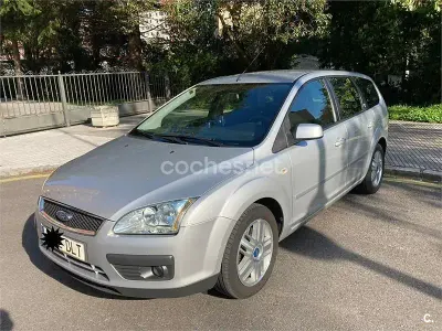 Usado Ford Focus Ghia 136 CV (100 kW) 2005 Gris / plata Familiar