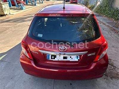 Usado Toyota Yaris Connect Style 101 CV (74 kW) 2012 Rojo Berlina