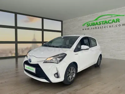 Usado Toyota Yaris Hybrid Active 100 CV (73 kW) 2019 Blanco Berlina