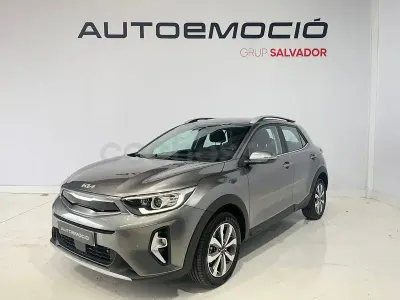 Usado Kia Stonic 101 CV (74 kW) 2023 Gris / plata SUV
