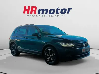 Käytetty VW Tiguan Life 150 HP (110 kW) 2022 Sininen Katumaasturi