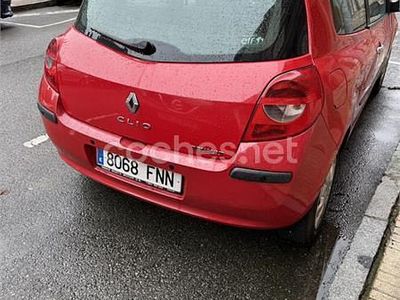 Usado Renault Clio II Dynamique 85 CV (62 kW) 2007 Rojo Berlina
