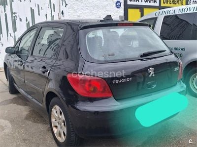 Usado Peugeot 307 110 CV (80 kW) 2004 Negro Familiar