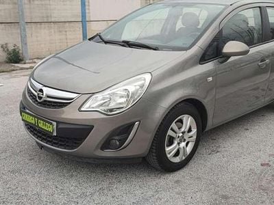 Usado Opel Corsa Expression 86 CV (63 kW) 2013 Marrón Utilitario