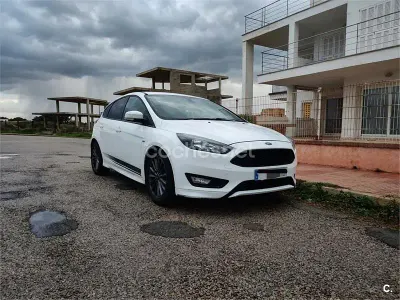 Usado Ford Focus ST-Line 125 CV (91 kW) 2018 Blanco Berlina