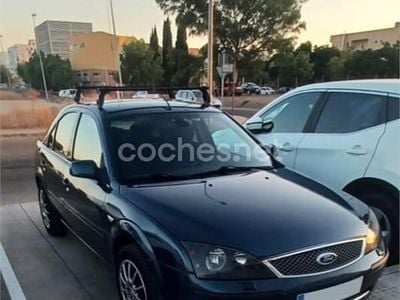 Usado Ford Mondeo Futura 115 CV (84 kW) 2004 Azul Berlina