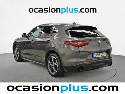 Usado Alfa Romeo Stelvio Sprint 190 CV (139 kW) 2022 Gris / plata SUV