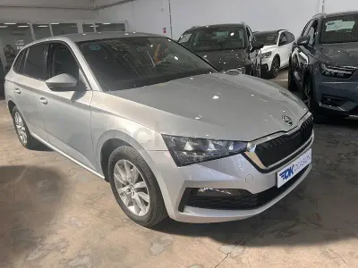 Usado Skoda Scala Ambition 95 CV (69 kW) 2023 Gris / plata Utilitario
