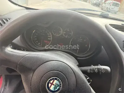 Usado Alfa Romeo 147 Impression 100 CV (73 kW) 2004 Rojo Utilitario