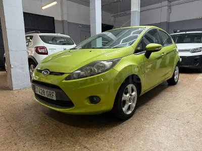 Usado Ford Fiesta Trend 68 CV (50 kW) 2009 Verde Berlina
