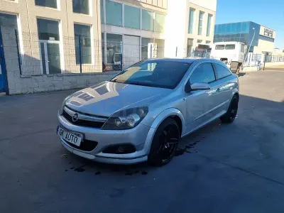 Usado Opel Astra GTC Sport 115 CV (84 kW) 2009 Gris / plata Berlina
