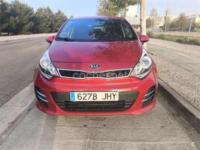 Usado Kia Rio 84 CV (61 kW) 2015 Rojo Berlina