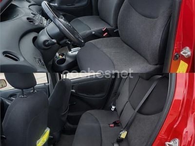 Usado Toyota Yaris Sol 87 CV (63 kW) 2004 Rojo Berlina