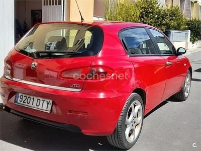 Usado Alfa Romeo 147 Distinctive 120 CV (88 kW) 2005 Rojo Utilitario