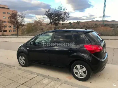 Usado Kia Venga 90 CV (66 kW) 2014 Negro Utilitario