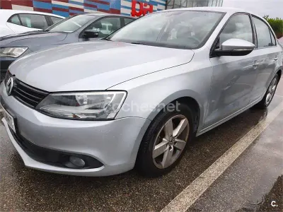 Usado VW Jetta Advance 105 CV (77 kW) 2012 Gris / plata Berlina