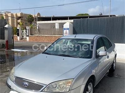 Gris / plata Usado 2004 Ford Mondeo Futura Berlina | 2900 € (Un poco caro)