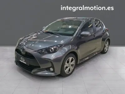 Usado Toyota Yaris Hybrid Active 115 CV (84 kW) 2025 Gris Berlina