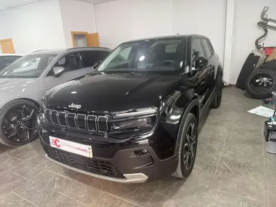 Käytetty Jeep Avenger Summit 101 HP (74 kW) 2025 Musta Katumaasturi