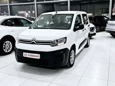 Usado Citroën Berlingo Live 102 CV (75 kW) 2021 Blanco Monovolumen