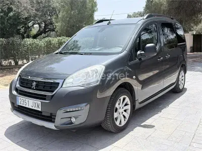 Usado Peugeot Partner Tepee Outdoor 120 CV (88 kW) 2016 Gris / plata Monovolumen
