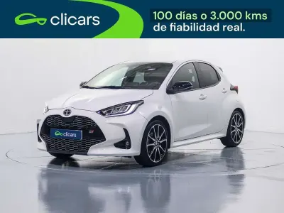 Käytetty Toyota Yaris Hybrid Sport 75 HP (55 kW) 2023 Valkoinen Sedan