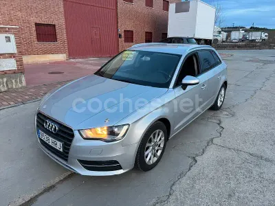Usado Audi A3 Attraction 105 CV (77 kW) 2013 Gris / plata Berlina