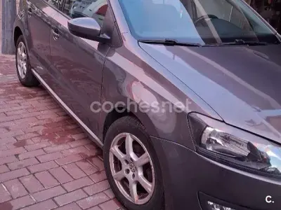 Usado VW Polo R-line 90 CV (66 kW) 2014 Gris / plata Berlina