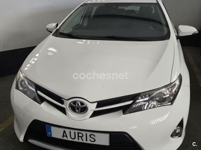 Usado Toyota Auris Live 90 CV (66 kW) 2013 Blanco Berlina