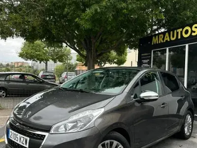 Usado Peugeot 208 Signature Sky 82 CV (60 kW) 2019 Gris / plata Utilitario
