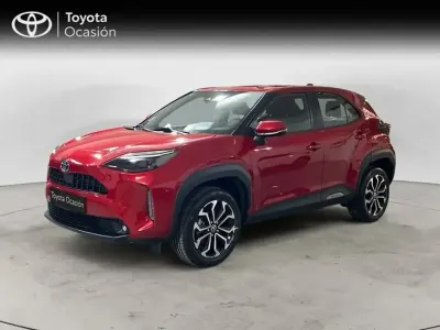 Usado Toyota Yaris Hybrid Active 116 CV (85 kW) 2022 Rojo