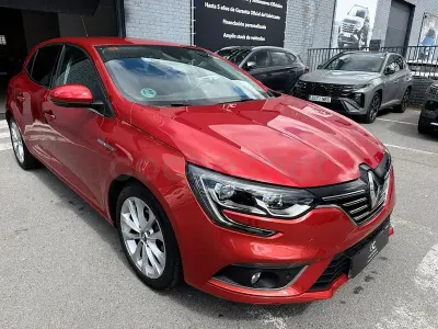 Begagnad Renault Mégane Life 130 HK (95 kW) 2017 Röd Sedan