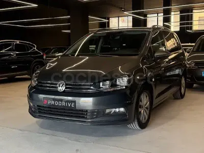 Usado VW Touran Advance 150 CV (110 kW) 2017 Gris / plata Monovolumen
