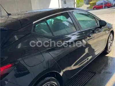 Usado Opel Astra 105 CV (77 kW) 2019 Negro Berlina