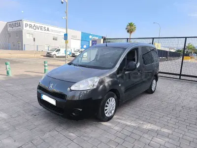 Usado Peugeot Partner Tepee Active 92 CV (67 kW) 2014 Gris / plata Monovolumen