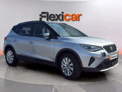 Usado Seat Arona Style 110 CV (80 kW) 2023 Gris SUV